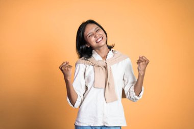 Asyalı kadın başarıyı kutlarken ellerini sıkıyor