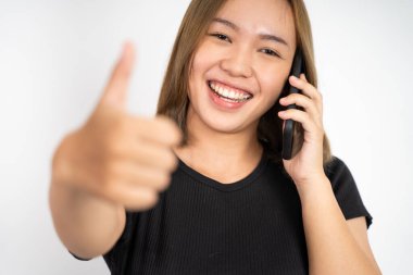 Cep telefonu kullanan genç bir kadın.