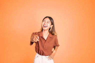 Frong 'u işaret eden ve bir şeye gülen bir kadın.