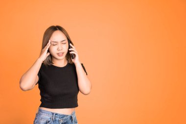 Mutsuz bir kadın akıllı bir telefonla arama yapıyor.