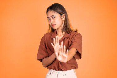 İki avuç içinde reddeden kadın, izole bir arka planda hareket ediyor.