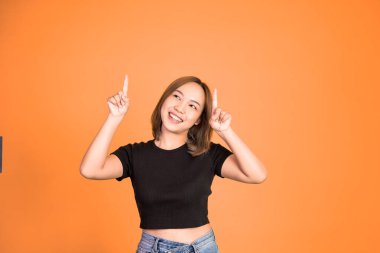 İzole edilmiş arka planda el hareketi yapan bir kadın.