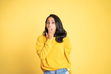 Kadın şok olmuş ve şaşırmış hissediyor.