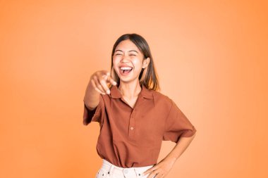 Frong 'u işaret eden ve bir şeye gülen bir kadın.