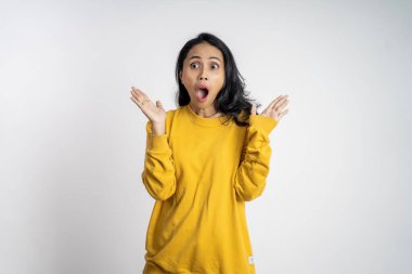 Kadın şok olmuş ve şaşırmış hissediyor.