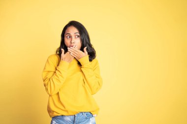 Kadın şok olmuş ve şaşırmış hissediyor.