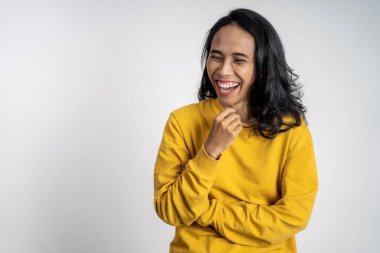 Heyecanlı, güzel bir kadın. Keyif alıyor.