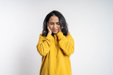 Hüsrana uğramış Asyalı genç bir kadın baş ağrısı çekiyor.