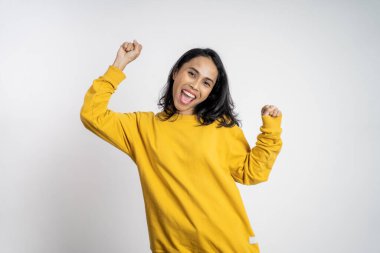Asyalı kadın başarıyı kutlarken ellerini sıkıyor