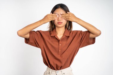 İki avuç içi de izole edilmiş arka planda olan kadın gözlerini kapatıyor.