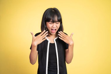 Kadın endişeli ve paniklemiş hissediyor.