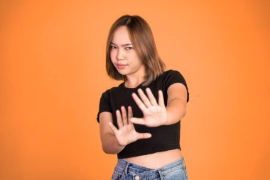 İki avuç içinde reddeden kadın, izole bir arka planda hareket ediyor.