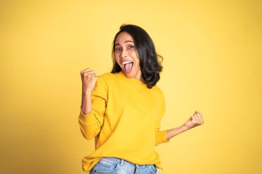 Asyalı kadın başarıyı kutlarken ellerini sıkıyor