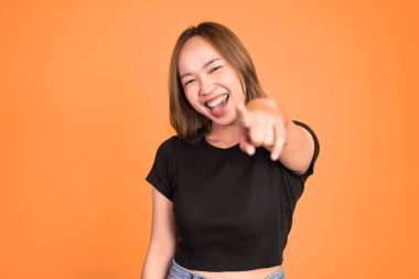 Frong 'u işaret eden ve bir şeye gülen bir kadın.