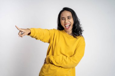 Frong 'u işaret eden ve bir şeye gülen bir kadın.