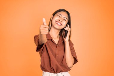 Cep telefonu kullanan genç bir kadın.