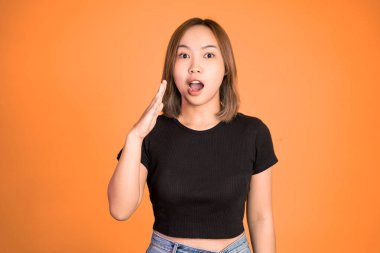 Asyalı genç kadın portresinin ilginç ifadesi