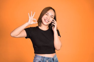 Cep telefonu kullanan genç bir kadın.