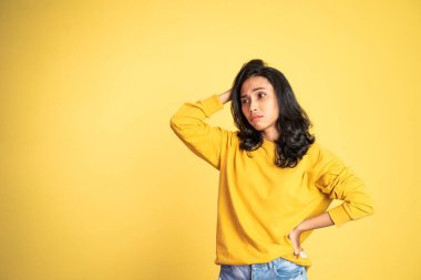 Kızgın Asyalı kadın yalnız başına bağırıyor ve bağırıyor.