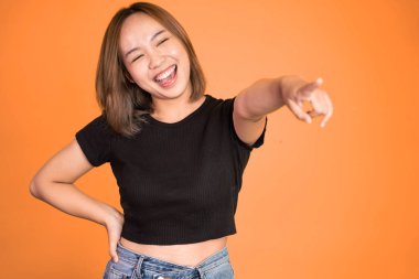 Frong 'u işaret eden ve bir şeye gülen bir kadın.