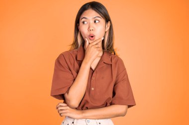 Kadın şok olmuş ve şaşırmış hissediyor.
