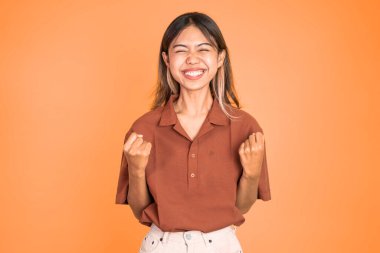 Asyalı kadın başarıyı kutlarken ellerini sıkıyor