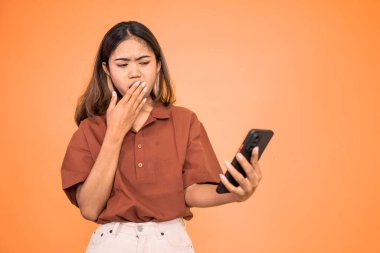 Asyalı kadın cep telefonuna bakarken şok oldu.