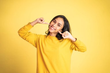 Heyecanlı, güzel bir kadın. Keyif alıyor.