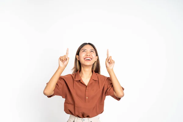 Mulher com o dedo apontando para cima gesto de mão em fundo isolado — Fotografia de Stock