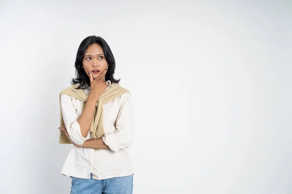 Mooie vrouw op geïsoleerde achtergrond met doordachte uitdrukking — Stockfoto