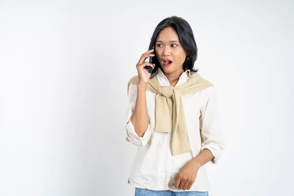 Chocado ásia mulher fazendo um chamada usando um telefone celular — Fotografia de Stock