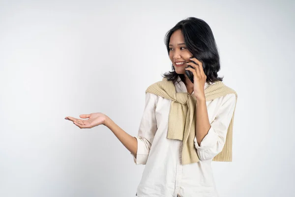 Woman hold a mobile phone with hand gesture presenting — Stock fotografie