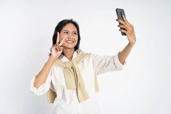 Jovem selfie mulher usando câmera do telefone móvel com sinal v — Fotografia de Stock