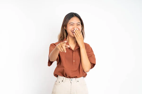 Žena s prstem ukazujícím na frong a smějícím se něčemu — Stock fotografie