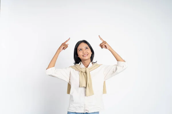 Vrouw met vinger wijzen omhoog hand gebaar op geïsoleerde achtergrond — Stockfoto