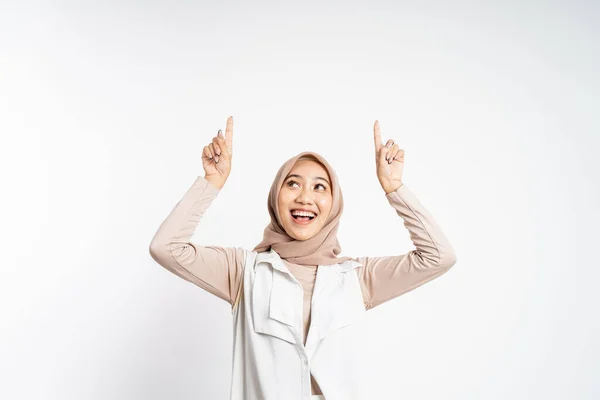 Woman with finger pointing up hand gesture on isolated background — Stockfoto