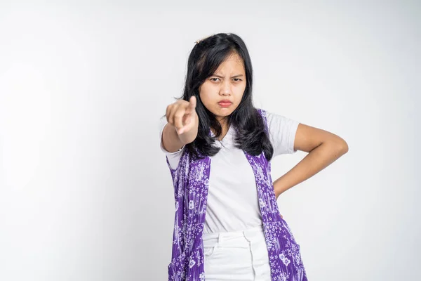 Irritado asiático mulher com dedo apontando para a câmera — Fotografia de Stock