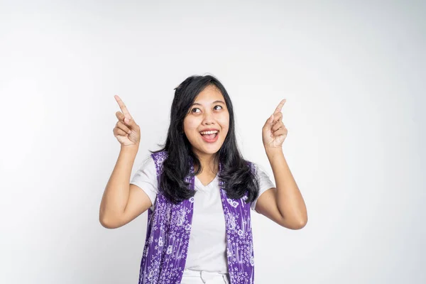 Vrouw met vinger wijzen omhoog hand gebaar op geïsoleerde achtergrond — Stockfoto