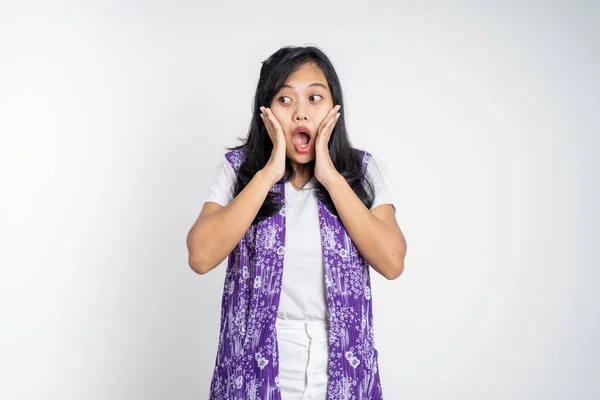 Woman feeling shocked and suprised over isolated background — Stockfoto