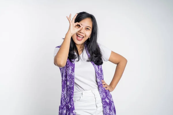 Woman showing oke gesture with hands near eye looks imitating binocular — Stock Photo, Image