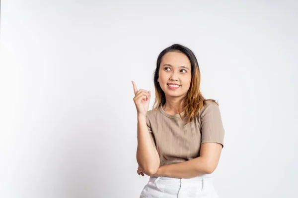 Woman with finger pointing up hand gesture on isolated background — стоковое фото