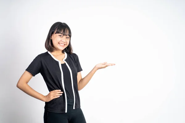 Молода азіатська жінка з жестом, що представляє щось — стокове фото
