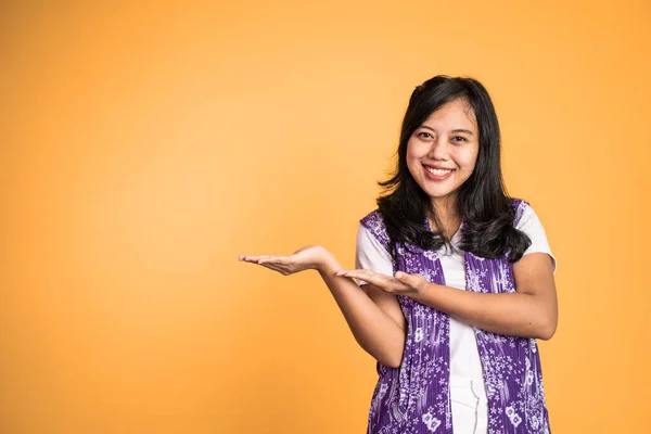 Aziatisch meisje met de hand gebaar presenteren iets op geïsoleerde — Stockfoto