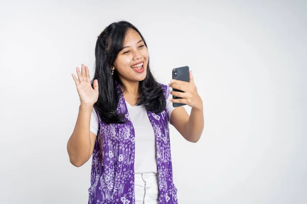 Vrouw maken een video gesprek met behulp van mobiele telefoon met hallo gebaar te zeggen — Stockfoto