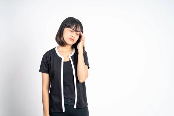 Frustrerad asiatisk ung kvinna håller huvudet med huvudvärk — Stockfoto
