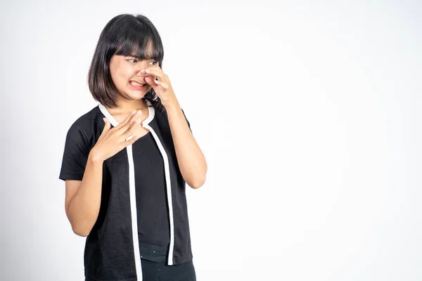 Vrouw bedekt neus met vinger wanneer slechte geur — Stockfoto