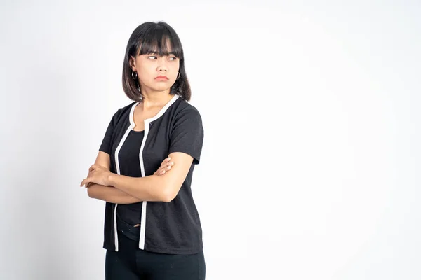 Allvarligt uttryck porträtt av ung asiatisk kvinna över isolerad bakgrund — Stockfoto