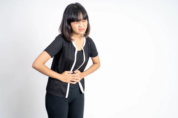 U kobiety z miesiączką, trzymającej brzuch w bólu — Zdjęcie stockowe