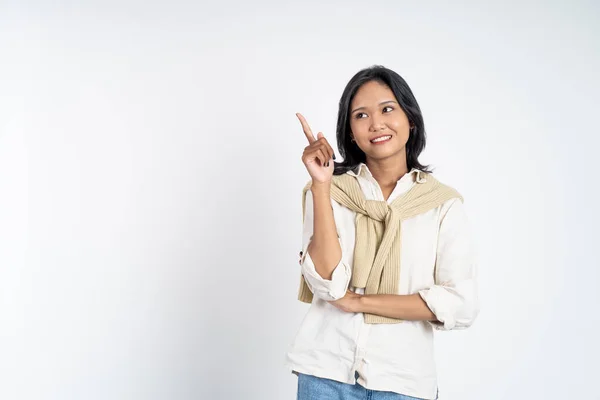 Kvinna med finger pekar upp hand gest på isolerad bakgrund — Stockfoto