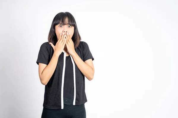 Retrato de mulher asiática cobrindo sua boca com as mãos — Fotografia de Stock